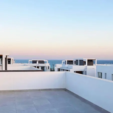 Luxury 2-bedroom With A Private Rooftop Area *