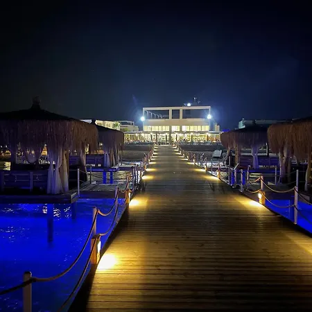 Luxury 2-bedroom With A Private Rooftop Area شقة